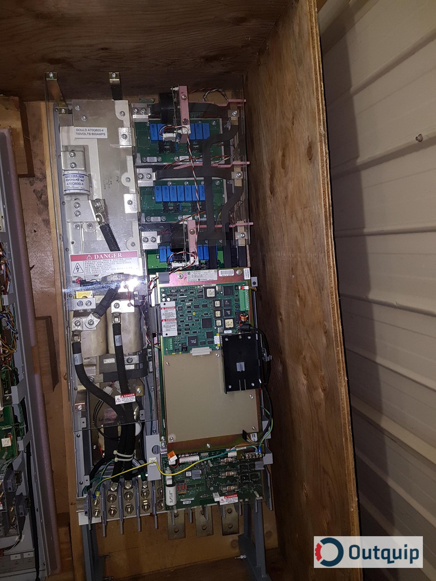 Allen-Bradley
CAT: 1336T-C200-AN-GT0
700V 600A